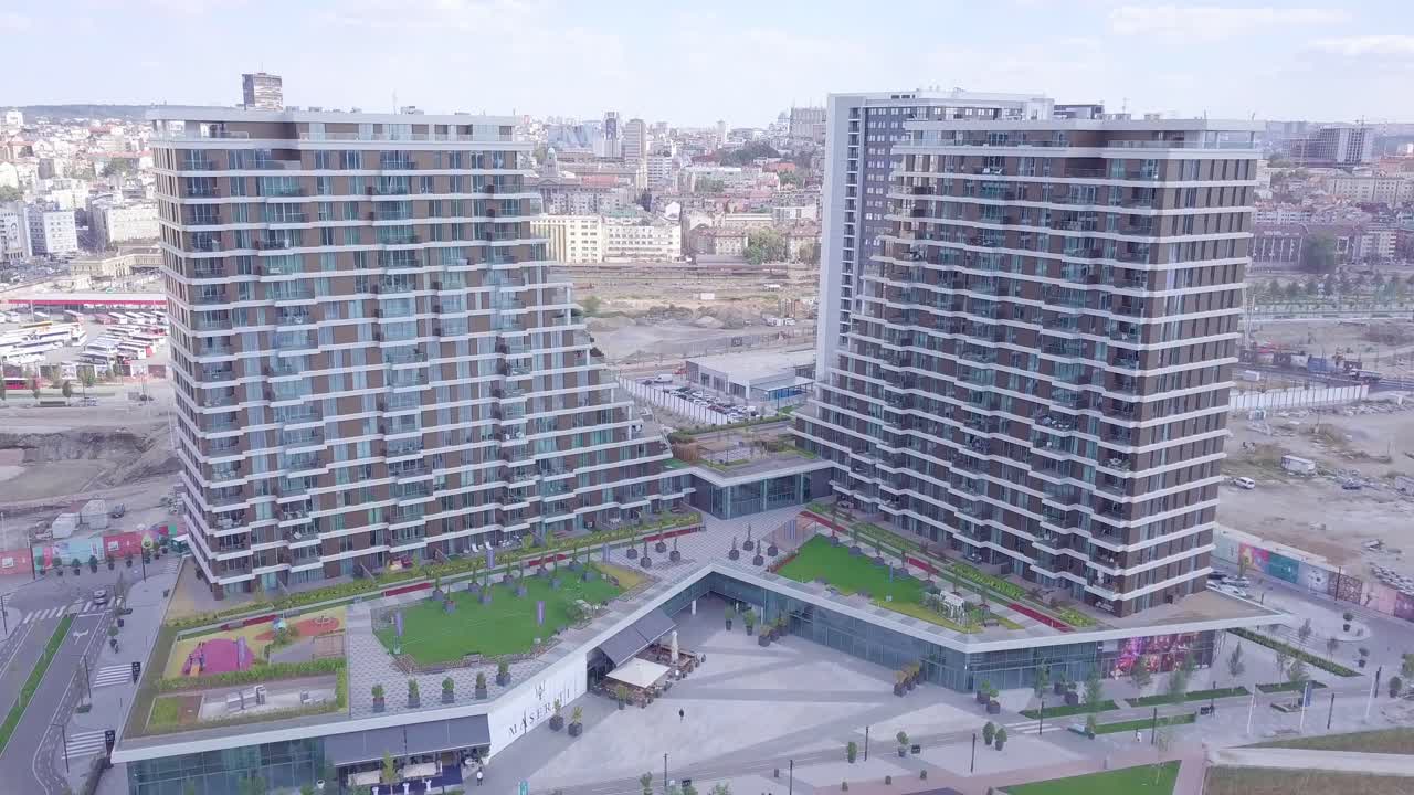 inclinando la antena 4k estableciendo la toma de beograd na vodi y el río sava