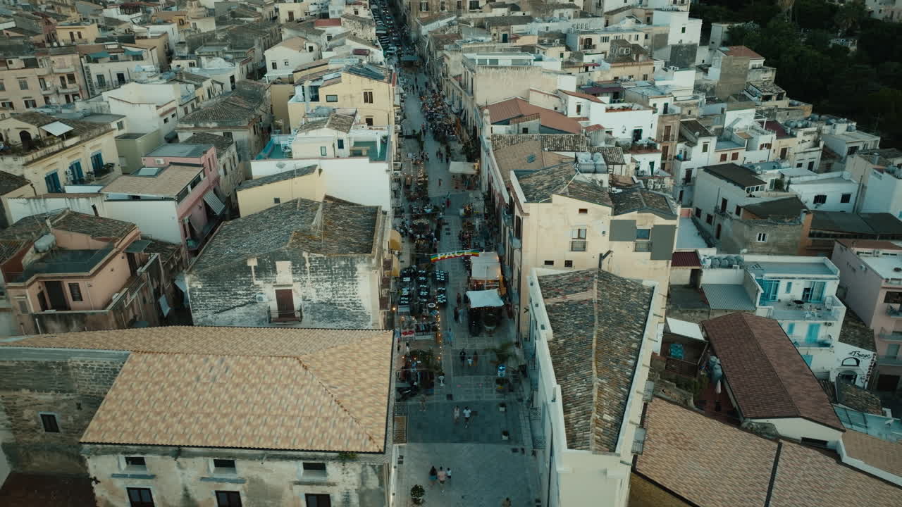 Panoramica aerea cinematografica su Corso Giuseppe Garibaldi Castellammare del Golfo dopo il tramonto Sicilia Italia Parte 1