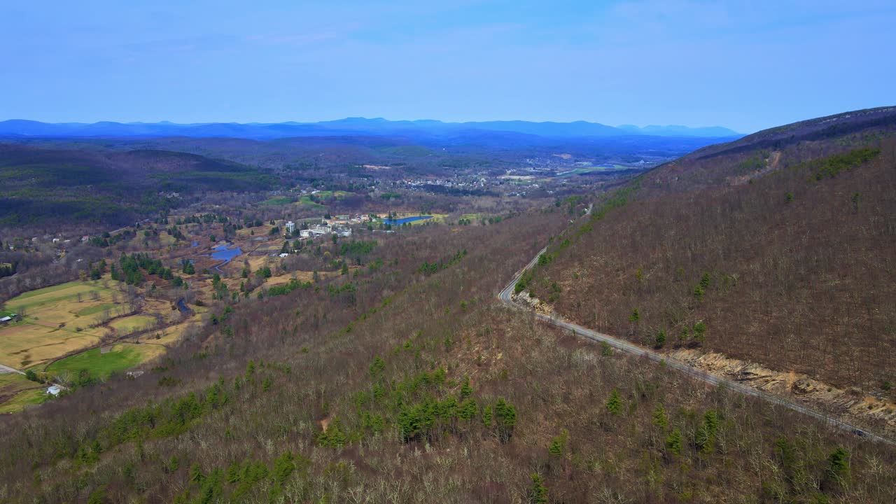 imágenes de video de drones aéreos de una pintoresca, hermosa y serpenteante carretera de montaña en las montañas apalaches
