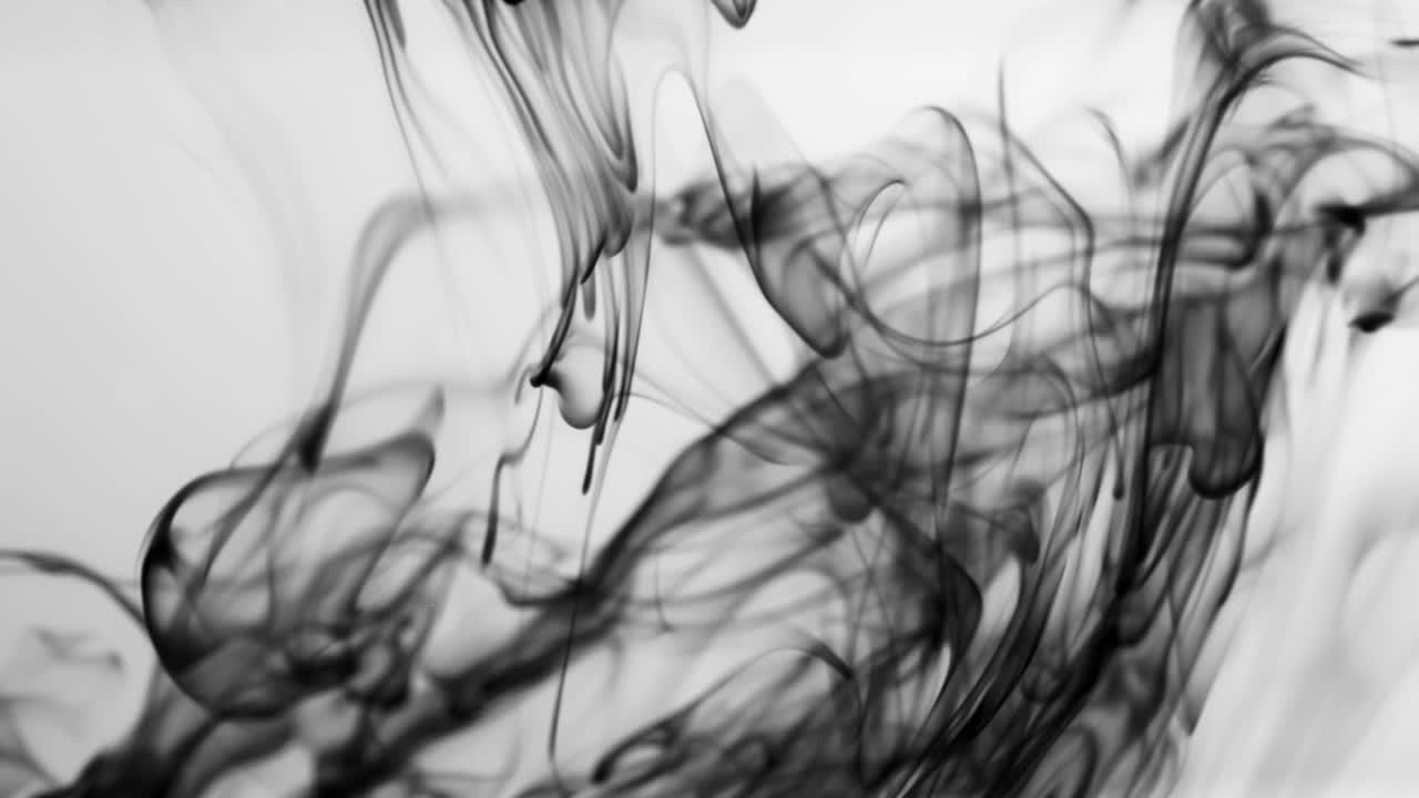 капля чернила в воде на белом фоне, замедленное движение.