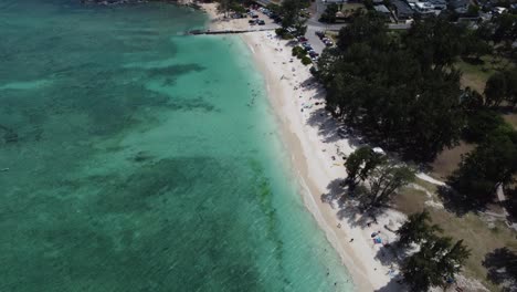 Toma-De-Drones-Cinematográficos-En-Sentido-Contrario-A-Las-Agujas-Del-Reloj-De-4k-De-Agua-Azul-Cristalina-En-La-Playa-De-Kailua-En-La-Isla-De-Oahu