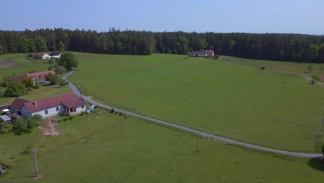 Schöne-Luftaufnahme-Von-Oben-Auf-Landwirtschaftlichen-Feldern-In-Chlum,-Tschechische-Republik,-Europa,-Sommertag-2023