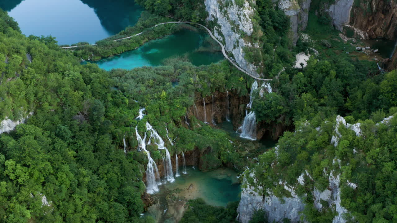 vista aérea de cascadas y lagos en el parque nacional de plitvice, croacia - disparo de drones
