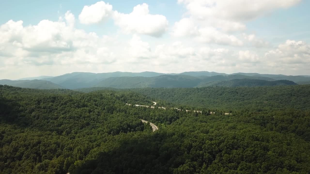 montañas de verano en kentucky drone shot