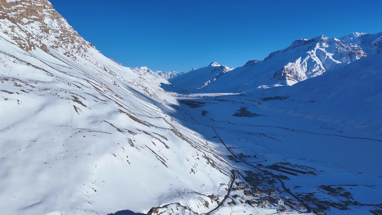 눈 인 산 계곡 풍경