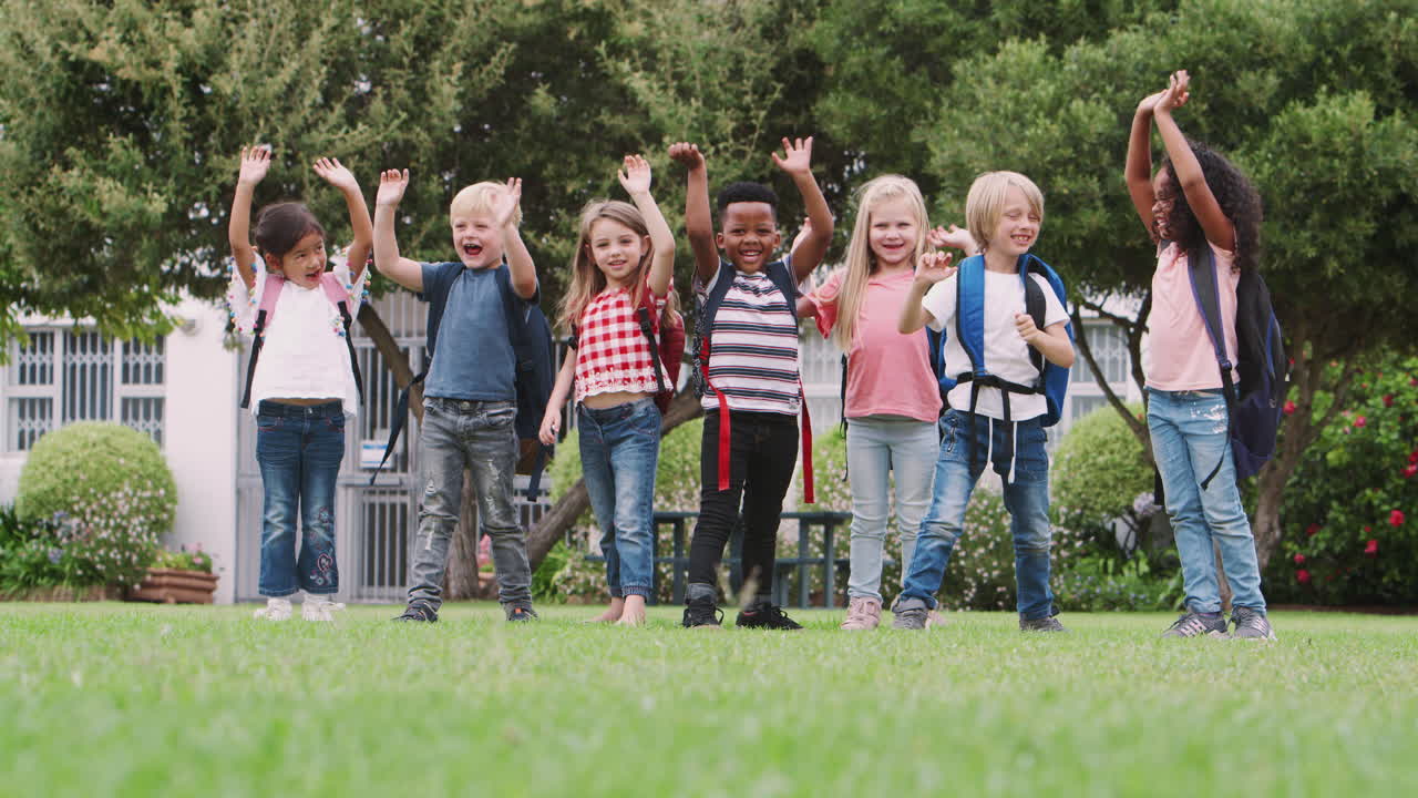 휴식 시간 에 놀이터 에 있는 흥분 된 초등학교 학생 들 의 초상화