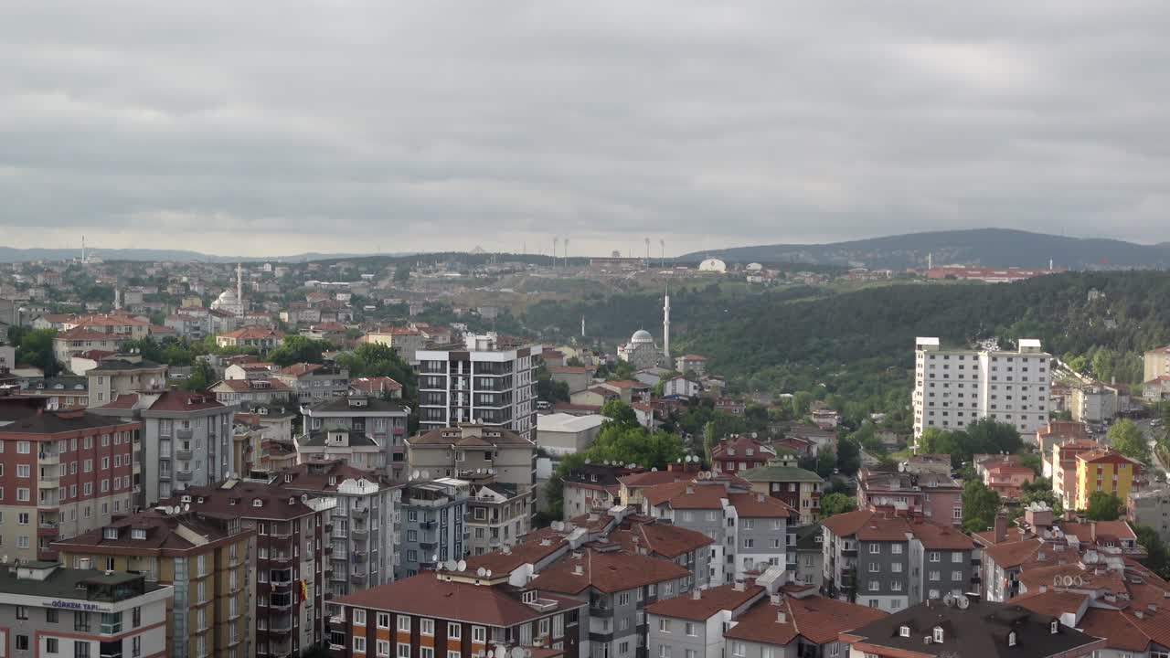paisaje urbano de una ciudad turca con colinas y mezquitas