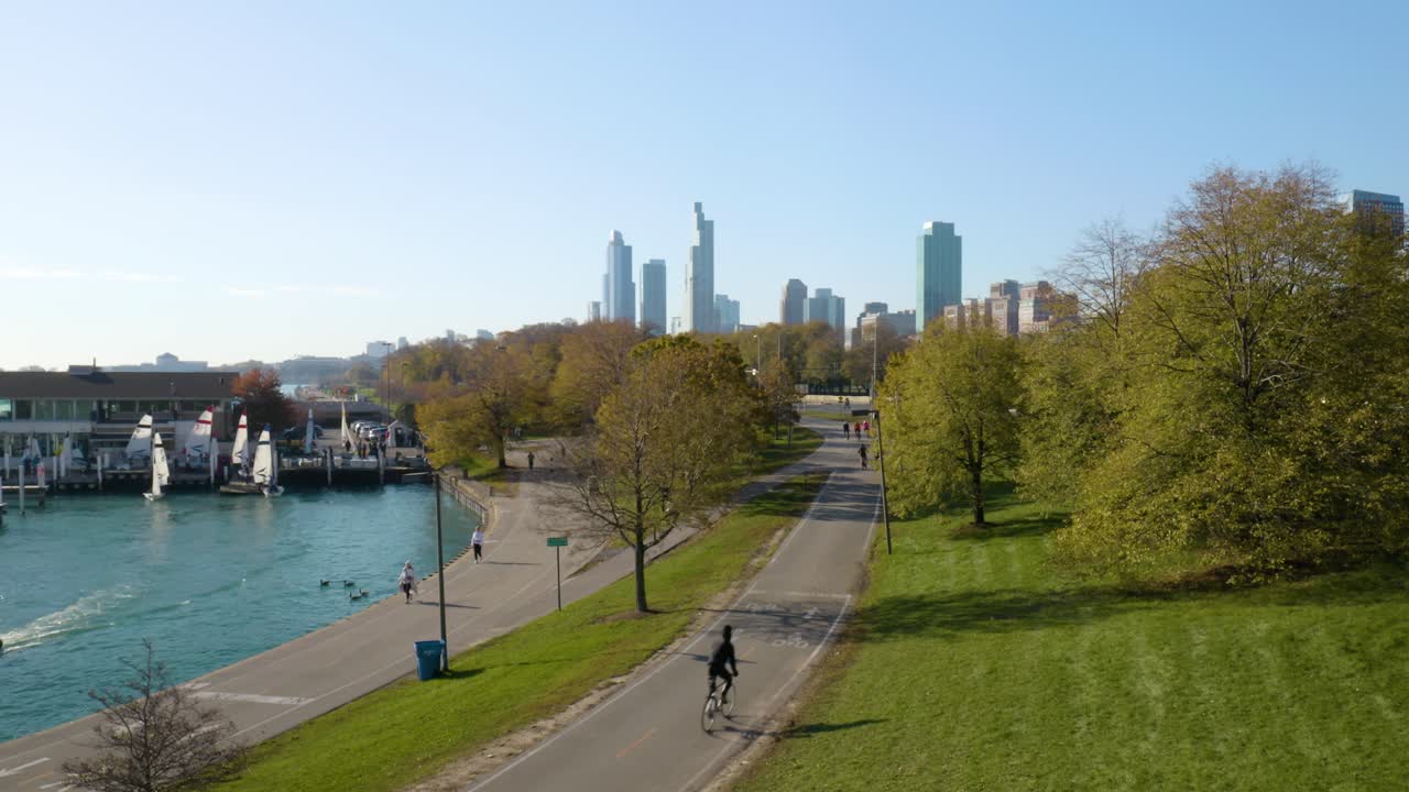 vista aérea de personas haciendo ejercicio en el sendero frente al lago en el centro de chicago
