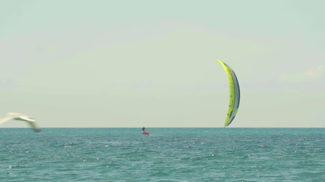 슬로베니아 해안의 바람이 불고 물결이 많은 아드리아 해에서 카이트보딩을 하는 놀라운 hd 영상