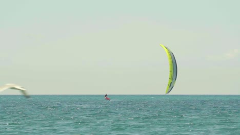 Impresionantes-Imágenes-En-Alta-Definición-De-Kitesurf-En-El-Ventoso-Y-Ondulado-Mar-Adriático-En-La-Costa-Eslovena