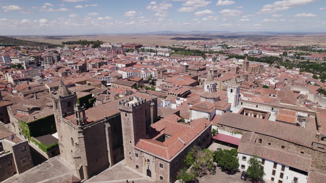 Veduta aerea in orbita sul paesaggio urbano di Cáceres con le chiese cattoliche di San Francisco Javier e San Mateo
