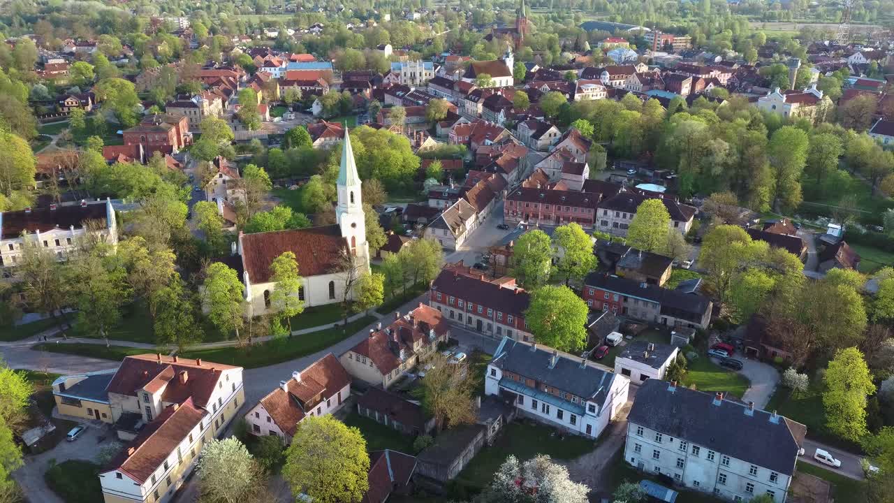 vista aérea del casco antiguo de kuldiga con tejas rojas y la iglesia evangélica luterana de santa catalina en kuldiga, letonia