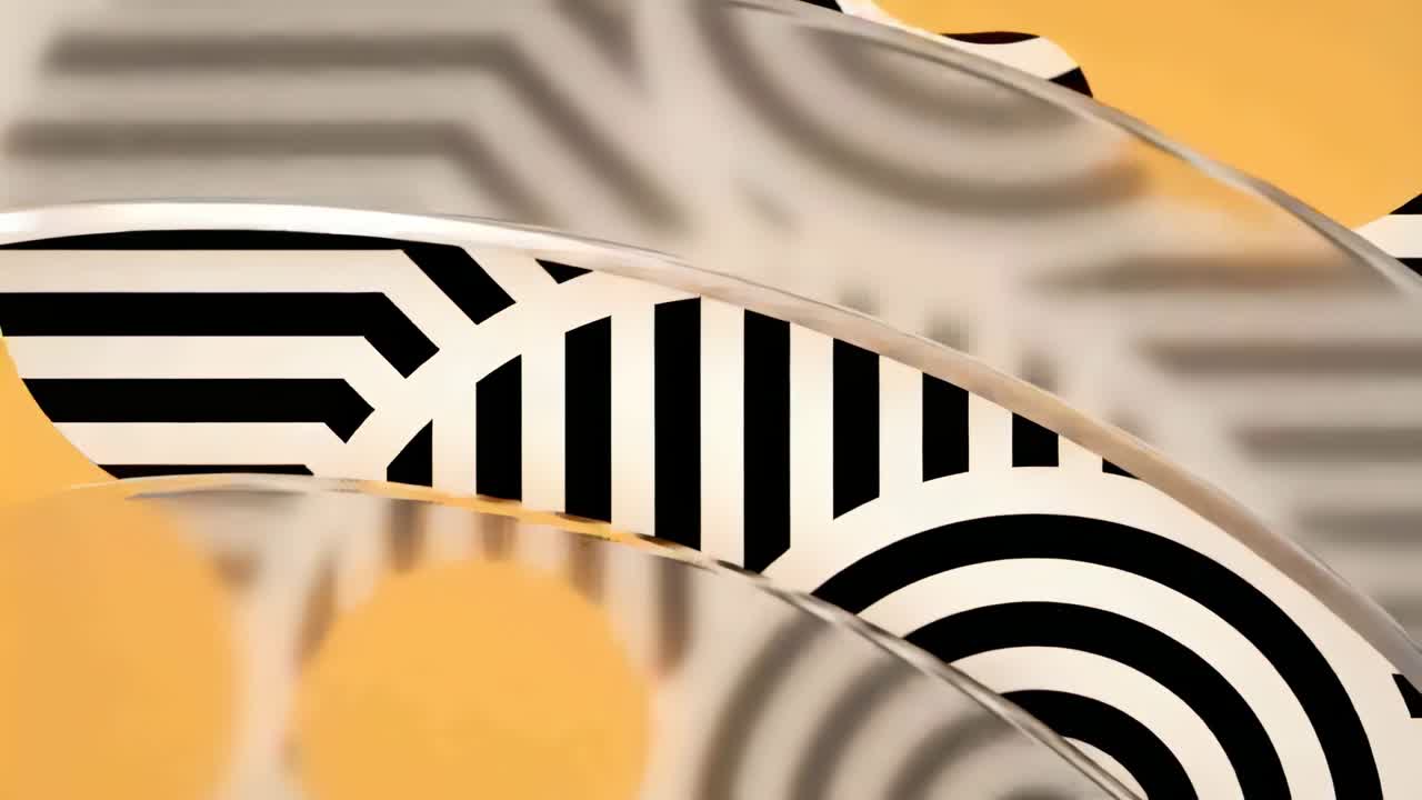 Bande noire et blanche glissant sur un fond jaune chaud au début des images, montrant un arc brillant.