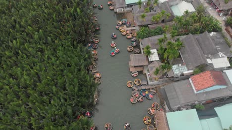 Paseo-En-Bote-De-Cestas-Por-El-Pueblo-De-Los-Cocos