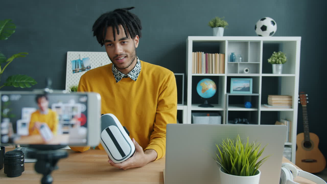 Vlogger Teknologi Mengulas Headset VR dan Casing Smartphone.