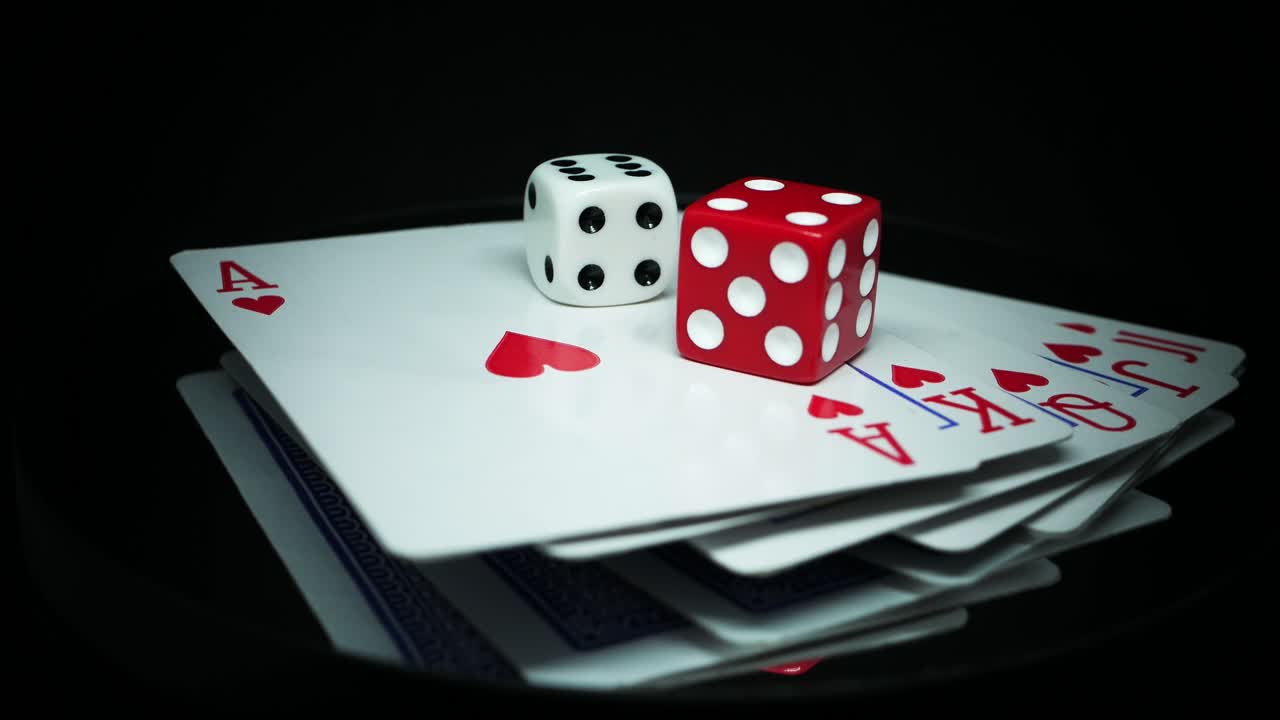 cartas de escalera con dados rojos y blancos en la parte superior, girando sobre una superficie reflectante, foto de estudio