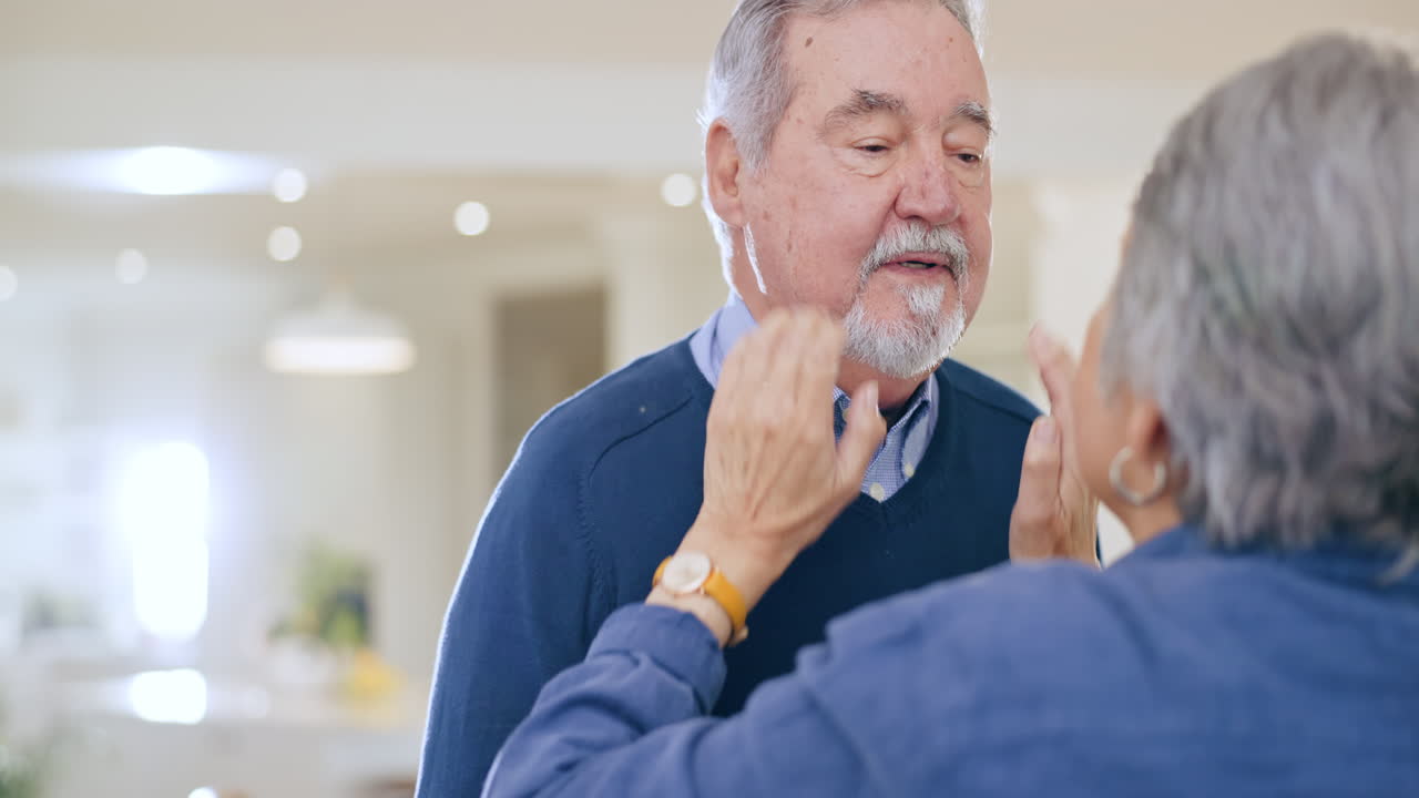 성숙한 남자와 여자가 키스하고