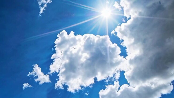 Tidsforløb af hvide skyer, der bevæger sig hen over en klar blå himmel