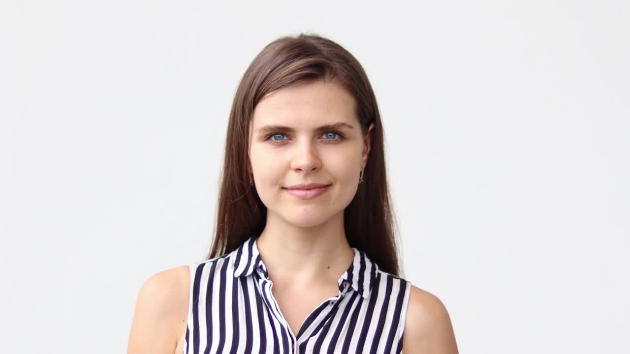 여성은 안경의 몸짓을 통해 멀리서 무언가를 찾고, 색 배경으로 멀리서 지켜보고 있습니다.