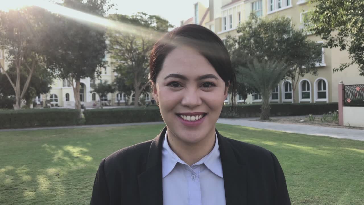 primer plano de mujer feliz sonriendo mientras mira la cámara 4k en el frente