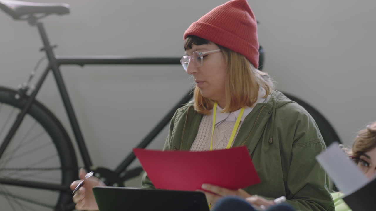joven grupo de estudiantes de negocios estudian juntos trabajando en un proyecto de lluvia de ideas colegas compartiendo ideas en una ocupada oficina multiétnica