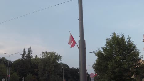 hermosa bandera polaca roja y blanca ondeada por el viento en el corazón y la capital de polonia, varsovia