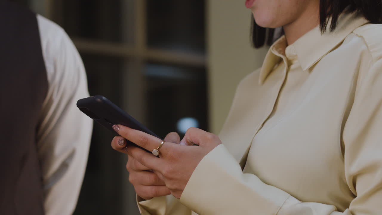 Улыбающаяся женщина с смартфоном