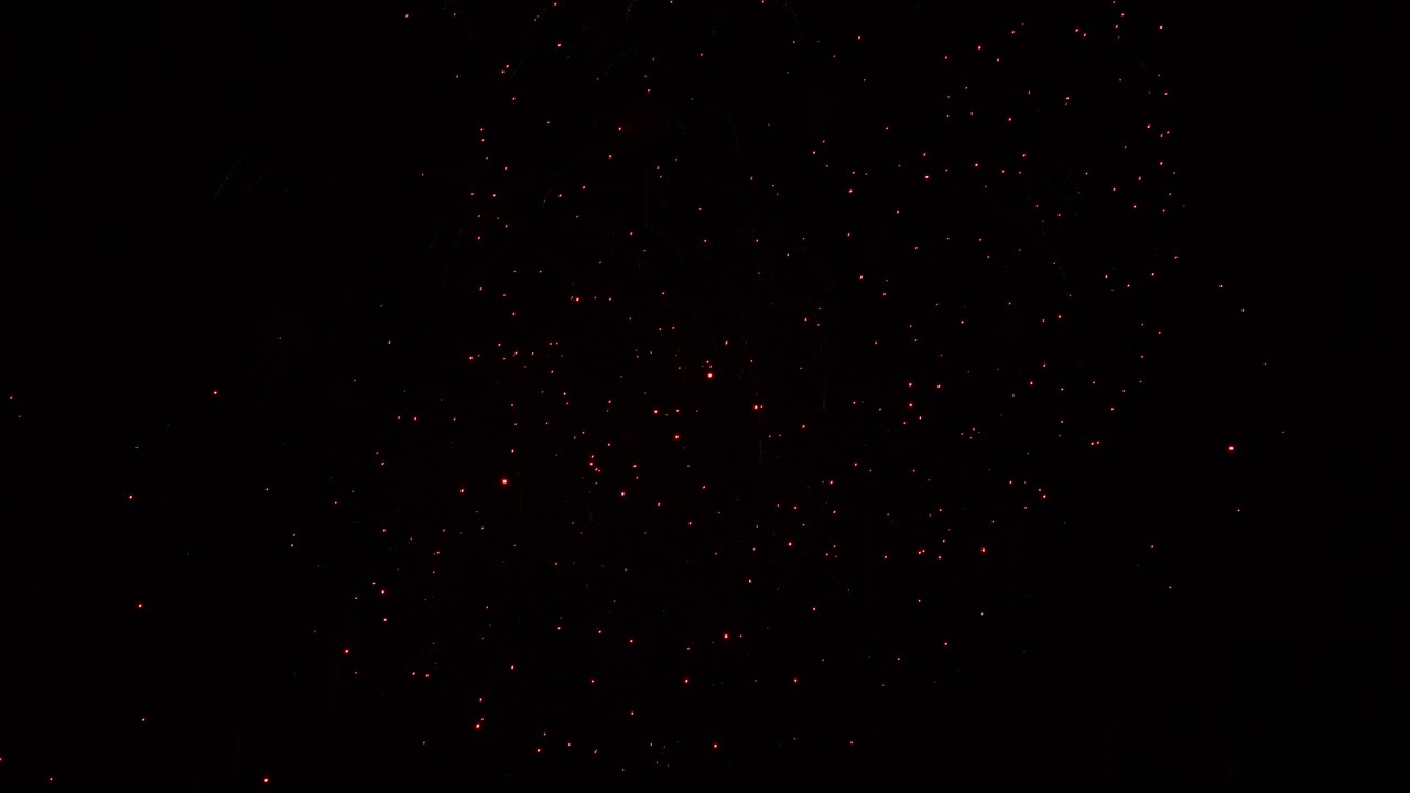 fuegos artificiales reales en el cielo de fondo negro profundo, hermosos fuegos artificials coloridos exhibición brillante por la noche, en tiempo real 4k imágenes.