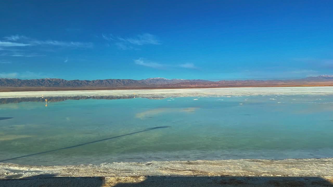 Chaka saltsjø i Ulan fylke, Haixi prefektur, Qinghai, Kina. - POV-opptak
