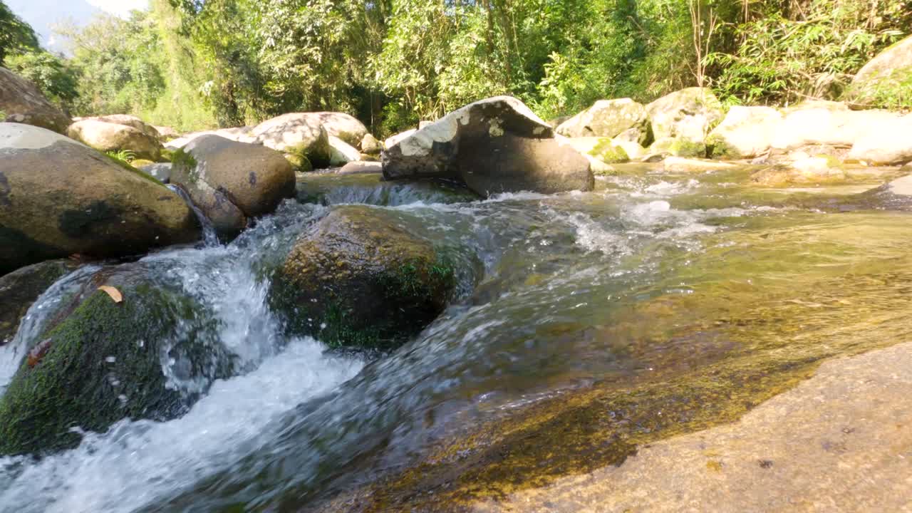 corrientes de agua cristalina de la cascada en un día soleado