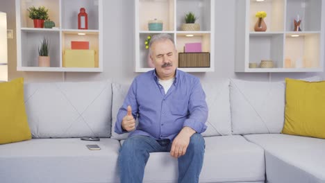los lindos modales del viejo que se enamoró en casa.
