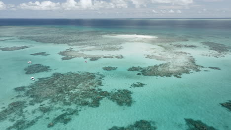 barcos en el océano cerca de vlasoff cay en la gran barrera de coral en el extremo norte de queensland, australia