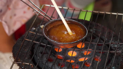 Proceso-De-Cocción-Del-Caramelo-De-Azúcar-Dalgona-Según-La-Antigua-Tradición-Coreana-A-Fuego-Abierto