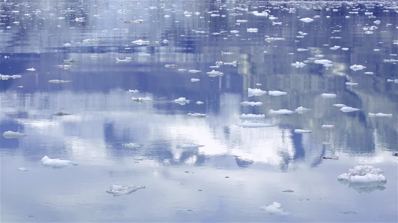 отражение гор в воде при входе в бухту джонса хопкинса в национальном парке "ледниковый залив" на аляске