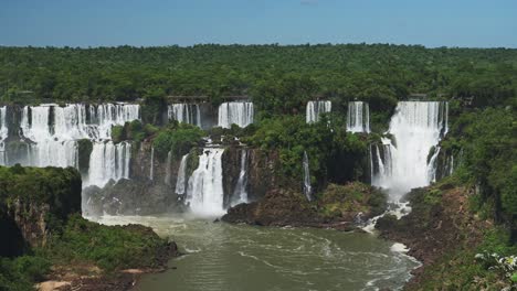 Wunderschöne-Bäume-Und-Grüne-Landschaft-Mit-Einer-Großen-Gruppe-Riesiger-Wasserfälle-In-Iguazu,-Brasilien,-Einer-Atemberaubenden-Malerischen-Dschungellandschaft-Und-Wunderschönen-Wasserfällen-In-Der-Naturlandschaft-Des-Regenwaldes