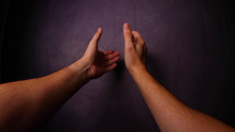 manos masculinas aplaudiendo juntas gesto frente al gesto capturado desde el lado izquierdo mirando con gracia frente a la cámara luz del día en perspectiva de ojo de pez capturada en movimiento de cámara lenta de 4k 60fps