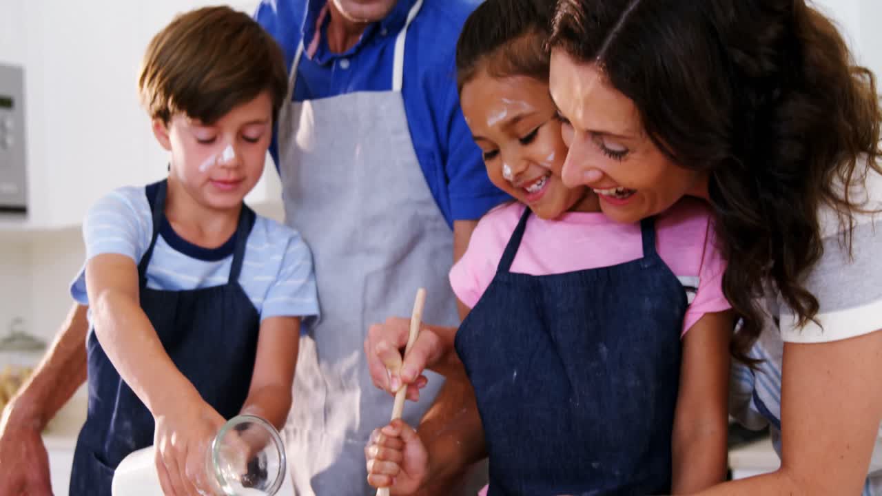 familia feliz preparando galletas en la cocina