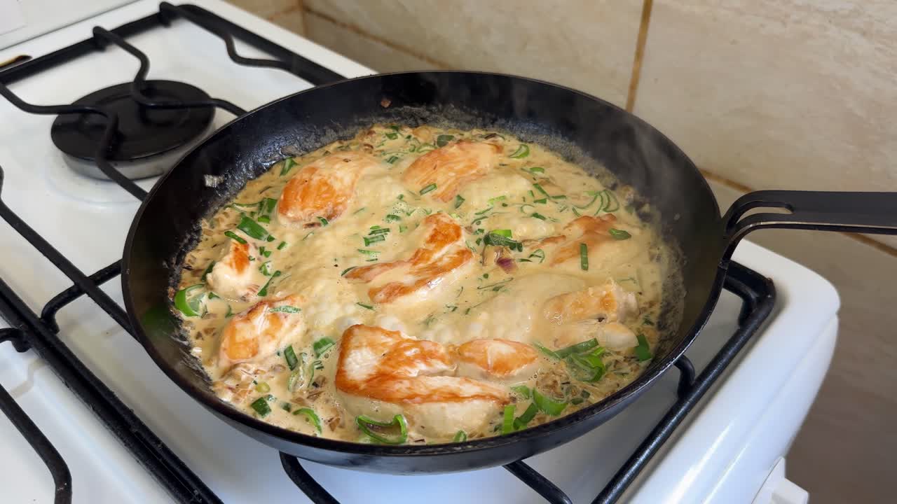 Pan-fried salmon with creamy sauce