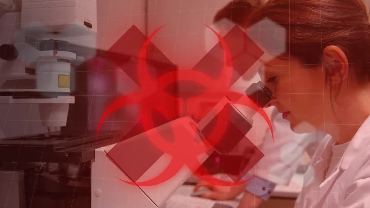 знак опасности для здоровья с учеными на заднем плане. ковид-19 коронавирус.