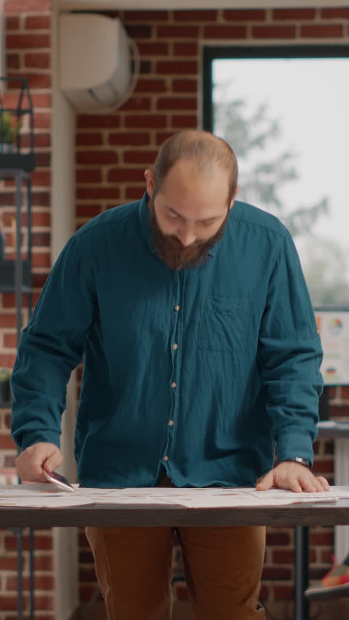 hombre en la oficina