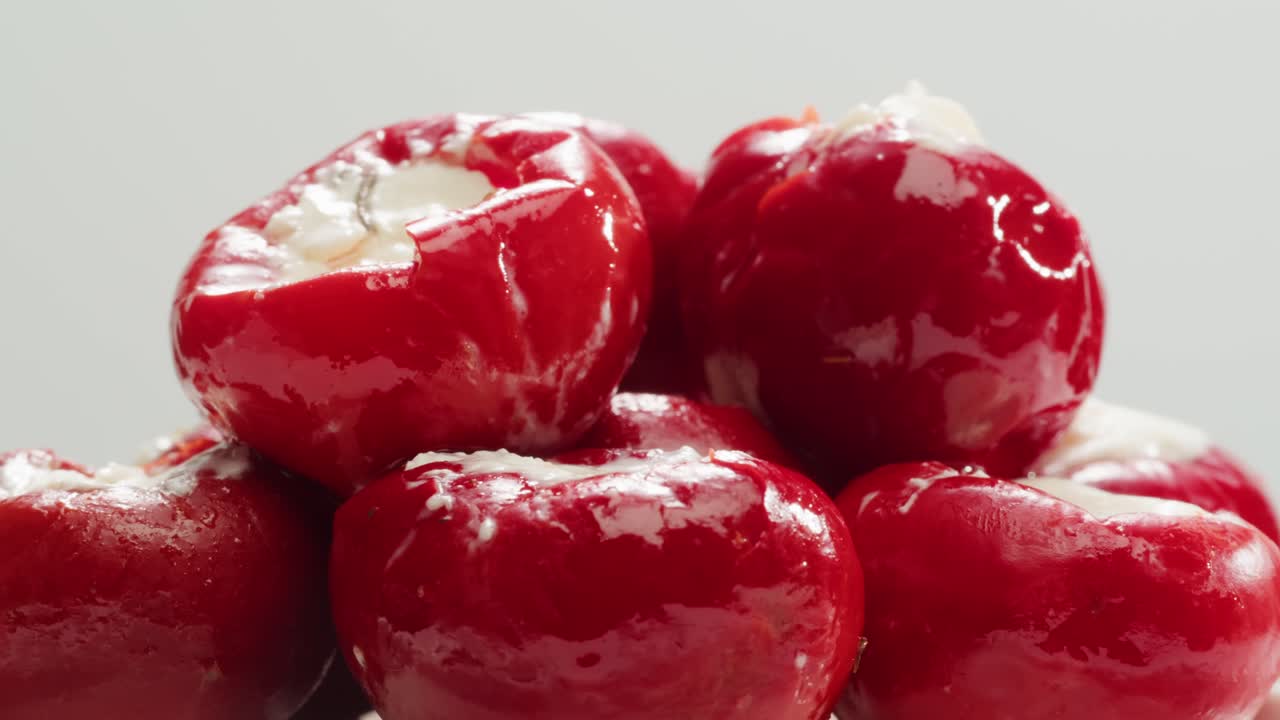 pimienta rellena con queso, restaurante italiano o español con tapas tradicionales, cocina española, deliciosas tapas saladas fermentadas y queso, tomates secos, aperitivo en la barra, buffet