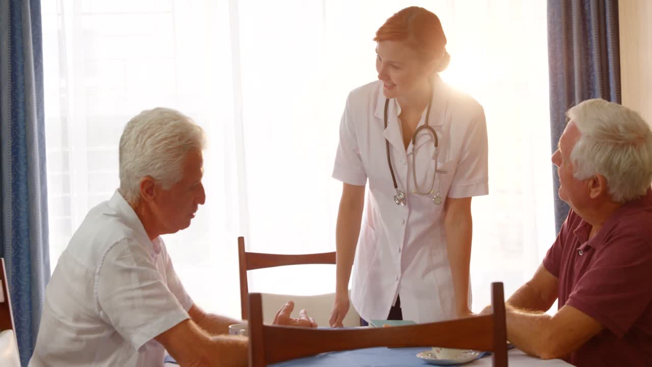 여성 의사 가 두 명 의 고위 남성 과 대화 하고 있다