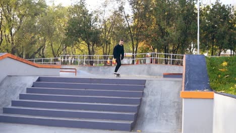 Patinador-Hipster-Saltando-Las-Escaleras-En-El-Skatepark.-Tiro-En-Cámara-Lenta