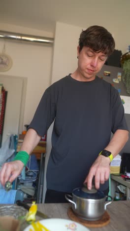 persona cocinando en una cocina