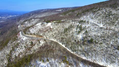 美國紐約州阿帕拉契山脈的雪天藍天山谷公路 (snow blue sky mountain valley road) 的空中無人機錄影帶