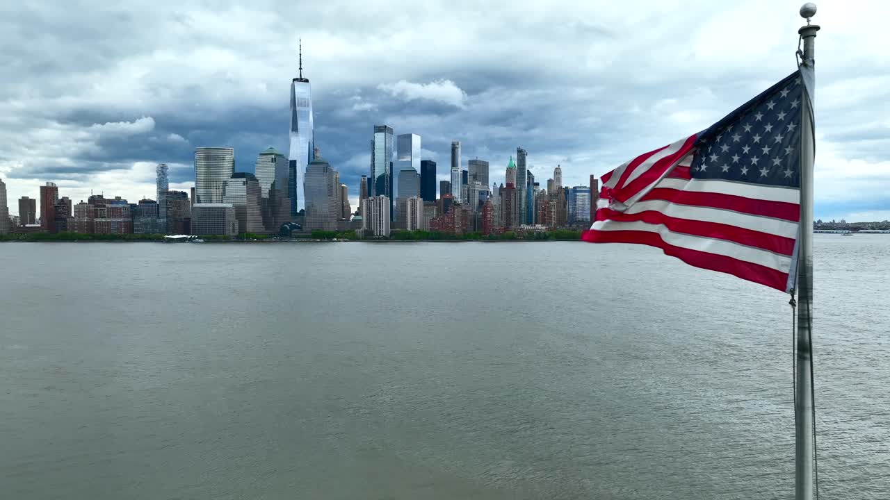 La ripresa aerea mostra due bandiere americane USA con il paesaggio urbano dello skyline di Lower Manhattan