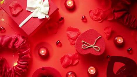 Valentinstag-Romantische-Dekoration-Mit-Rosen-Verpackt-Geschenkkerzen