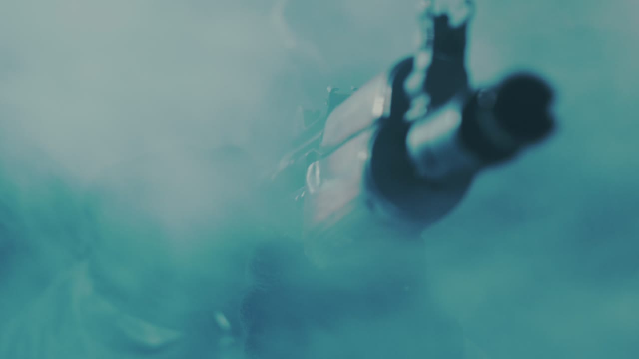 el rifle kalashnikov está cargando. el soldado está cargando la ametralladora.