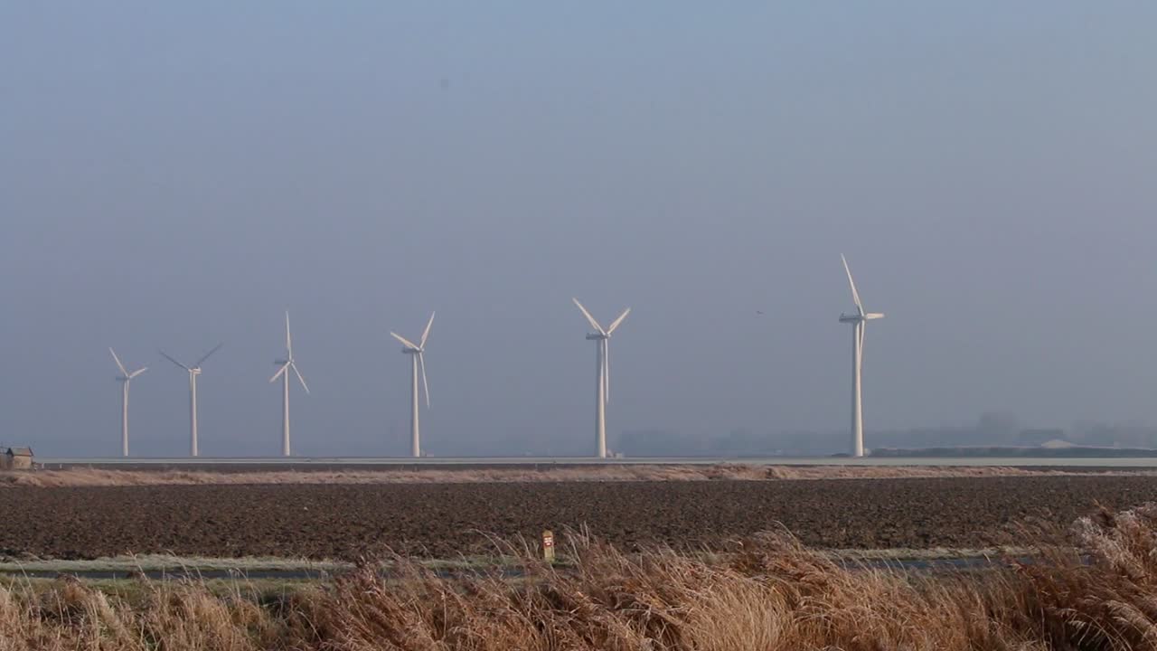 해안 근처의 풍력 터빈. 네덜란드. 2022년 겨울