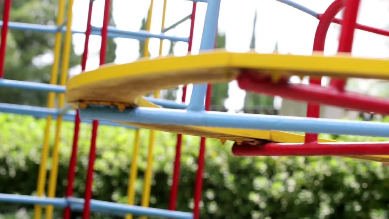 다채로운 놀이터 카루셀이 돌아다니고 있습니다.